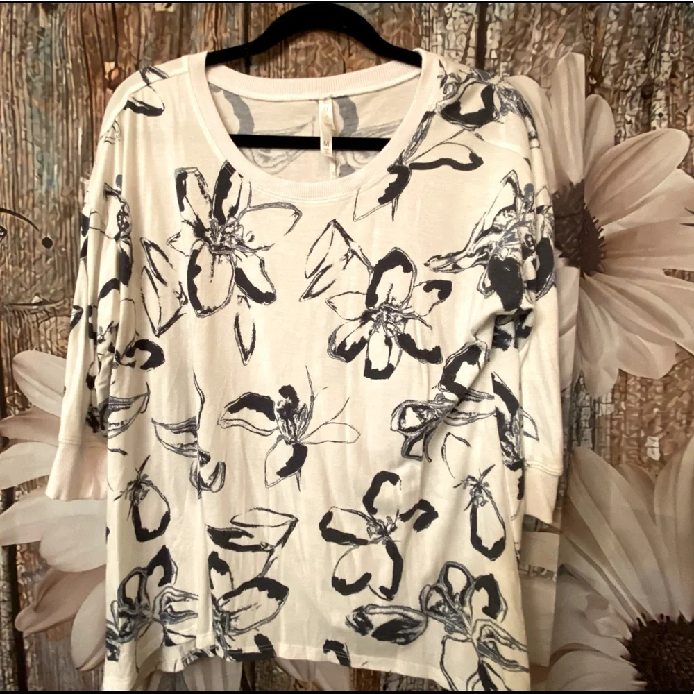 LulaRoe Cozy Kate 3/4 Sleeve Shark-bite T - Picture 1 of 5